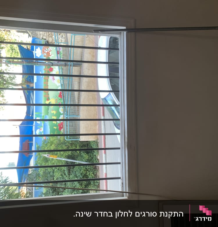 חלון עם סורגים, נוף חיצוני צבעוני